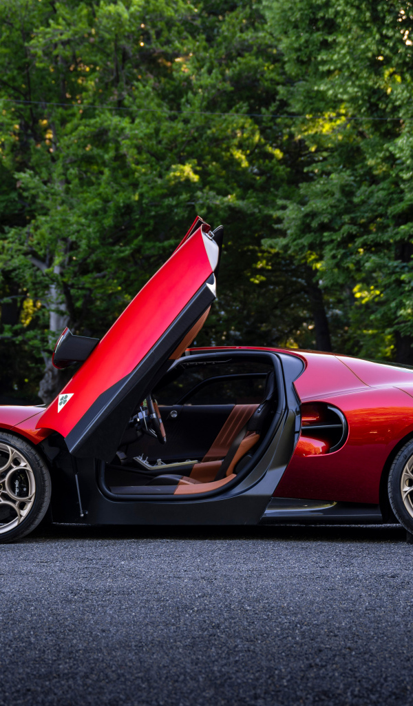 Красный Alfa Romeo 33 Stradale  с открытыми дверями