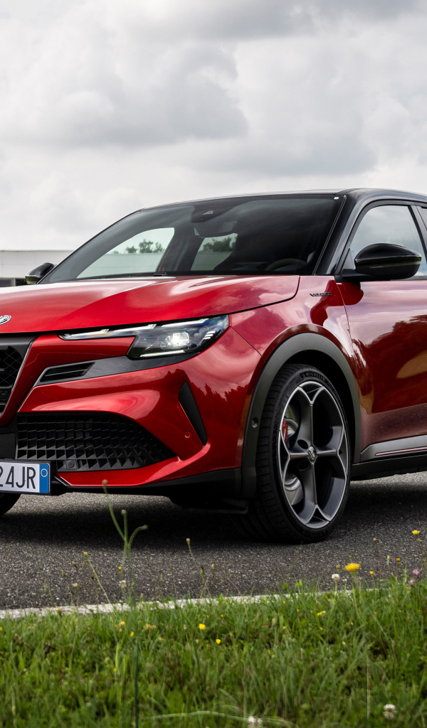 Красный блестящий автомобиль Alfa Romeo Junior Elettrica Veloce 2024 года