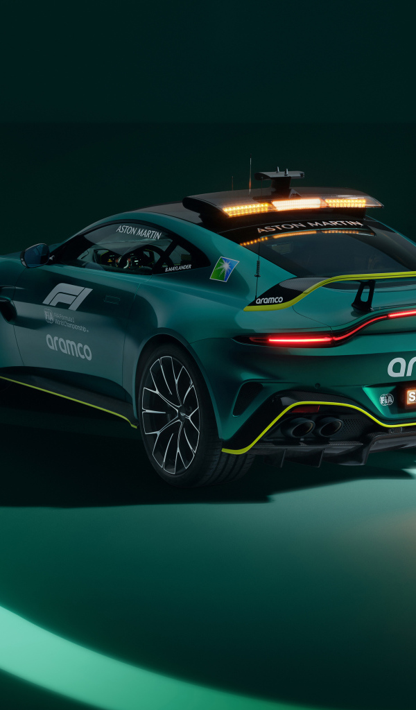 Гоночный автомобиль Aston Martin Vantage F1 Safety Car 2024 года вид сзади
