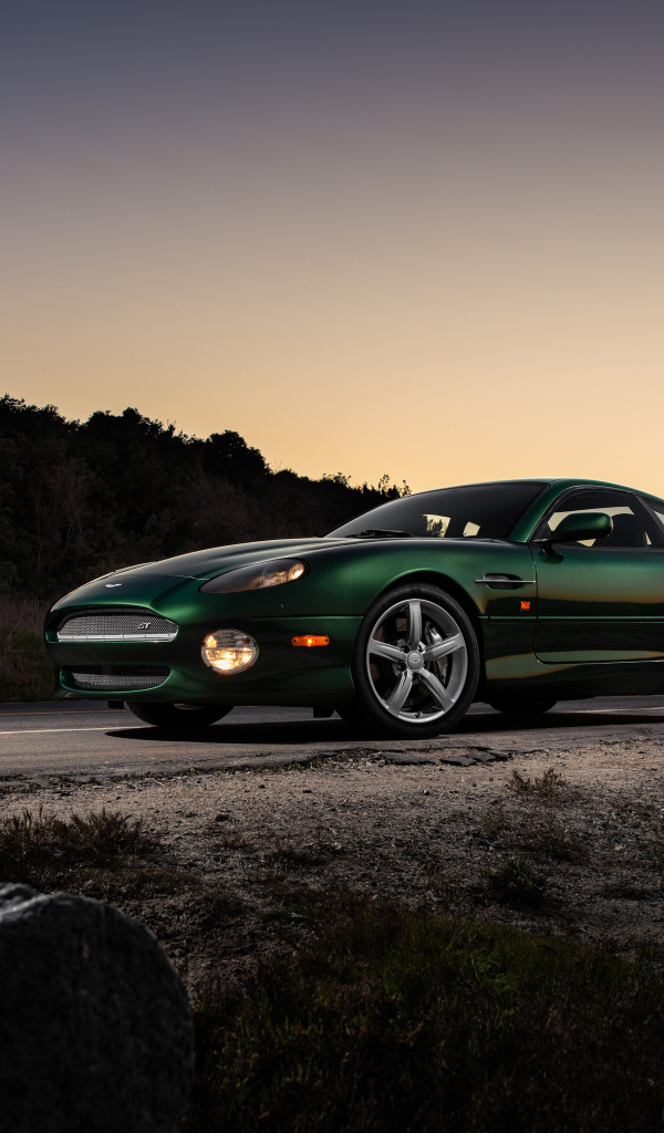 Автомобиль Aston Martin DB7 GT на фоне заката
