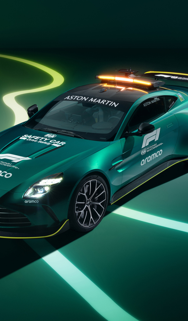 Зеленый гоночный автомобиль Aston Martin Vantage F1 Safety Car 2024 года