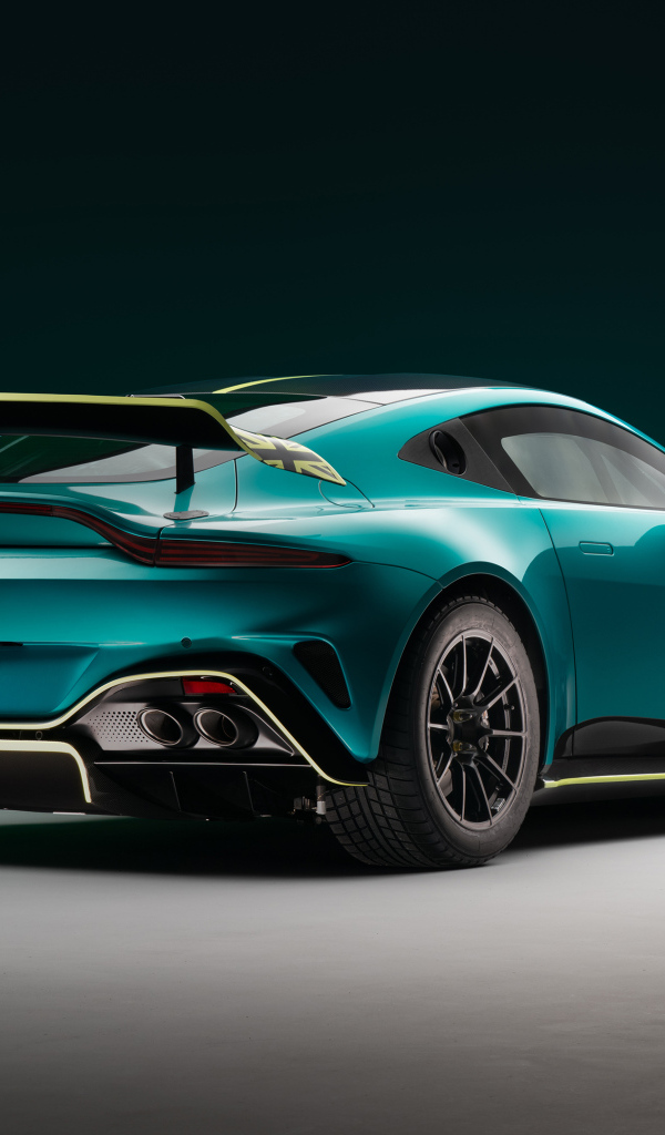 Вид сзади на автомобиль Aston Martin Vantage GT4 2024 года