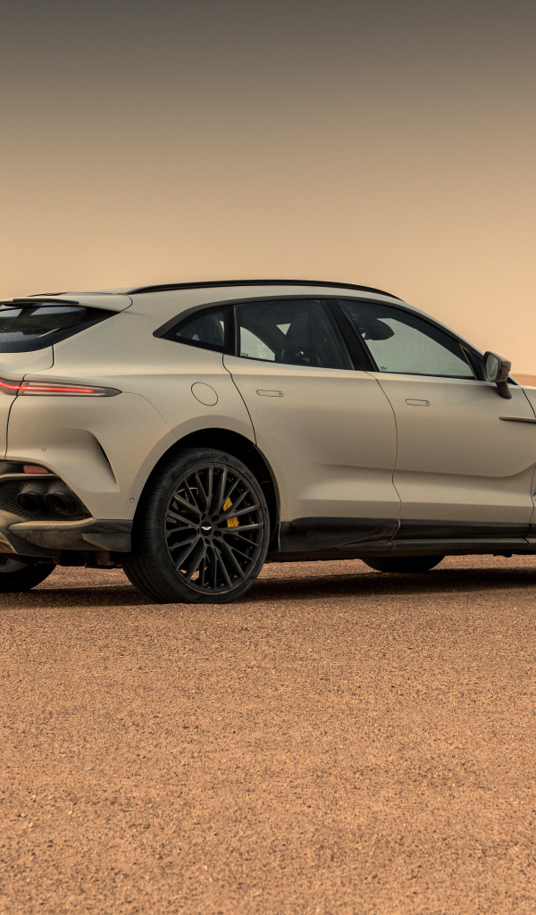 Вид сзади на внедорожник Aston Martin DBX707