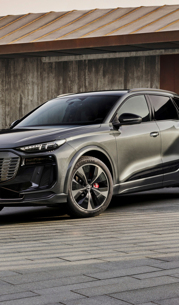 Автомобиль Audi SQ6 E-Tron 2024 года у стены