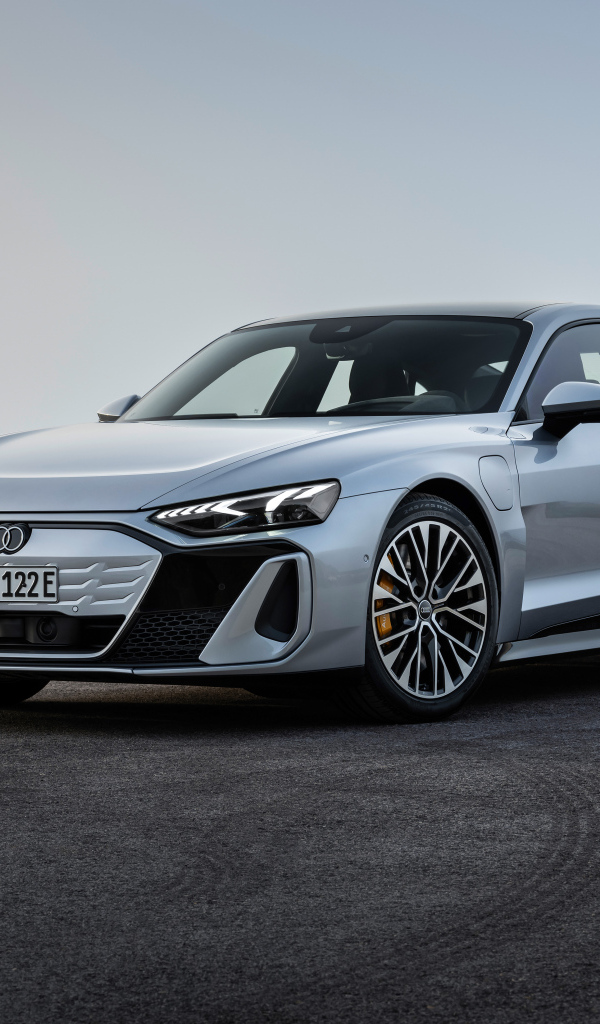 Серебристый автомобиль Audi S e-tron GT 2024 года