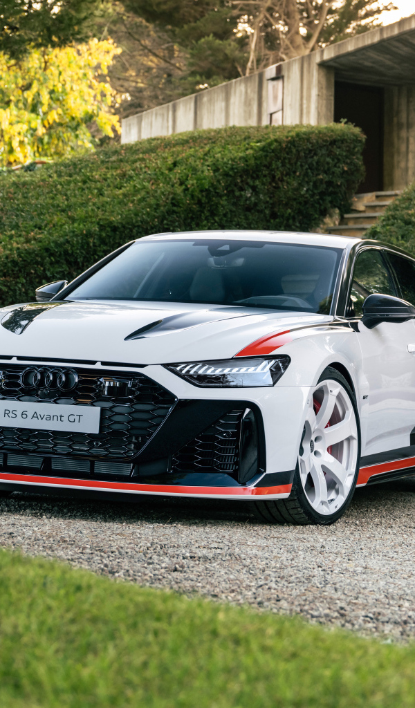 Автомобиль Audi RS 6 Avant GT 2024 года у дома