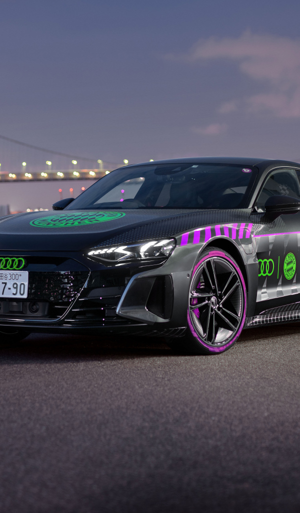 Автомобиль Audi RS E-Tron GT FC Bayern Concept вечером