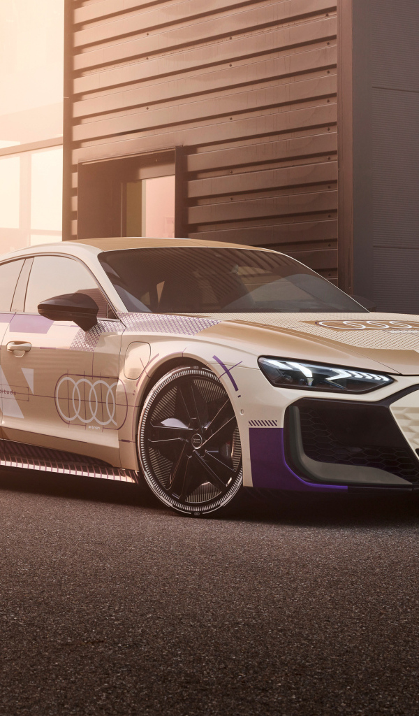 Автомобиль Audi RS E-Tron GT Prototype  у здания