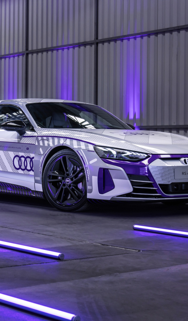Гоночный автомобиль Audi RS E-Tron GT в гараже