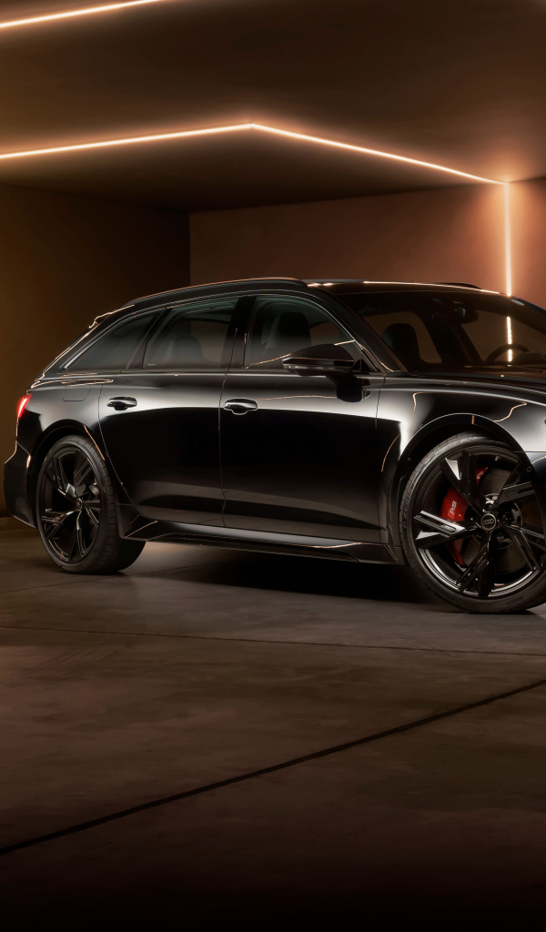 Черный автомобиль Audi RS 6 Avant Performance 2024 года