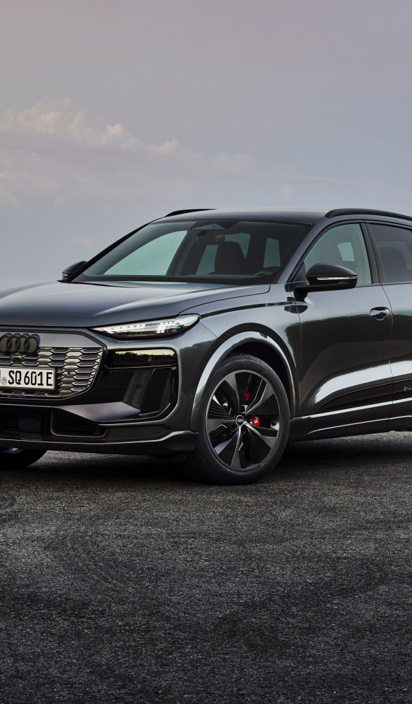 Черный автомобиль Audi SQ6 E-Tron 2024  года