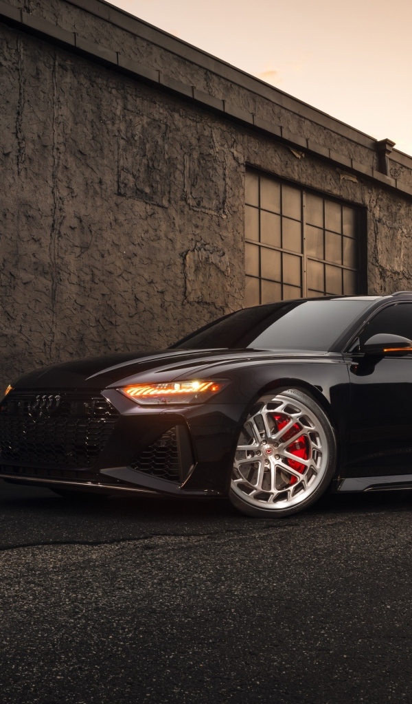 Черный автомобиль Audi RS7