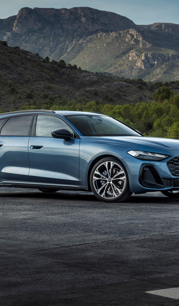 Синий автомобиль Audi A5 Avant TFSI quattro S line 2024 года на фоне гор