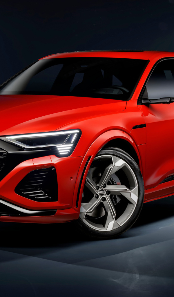 Вид спереди на красный автомобиль Audi SQ8 Sportback E-Tron Quattro 2024 года