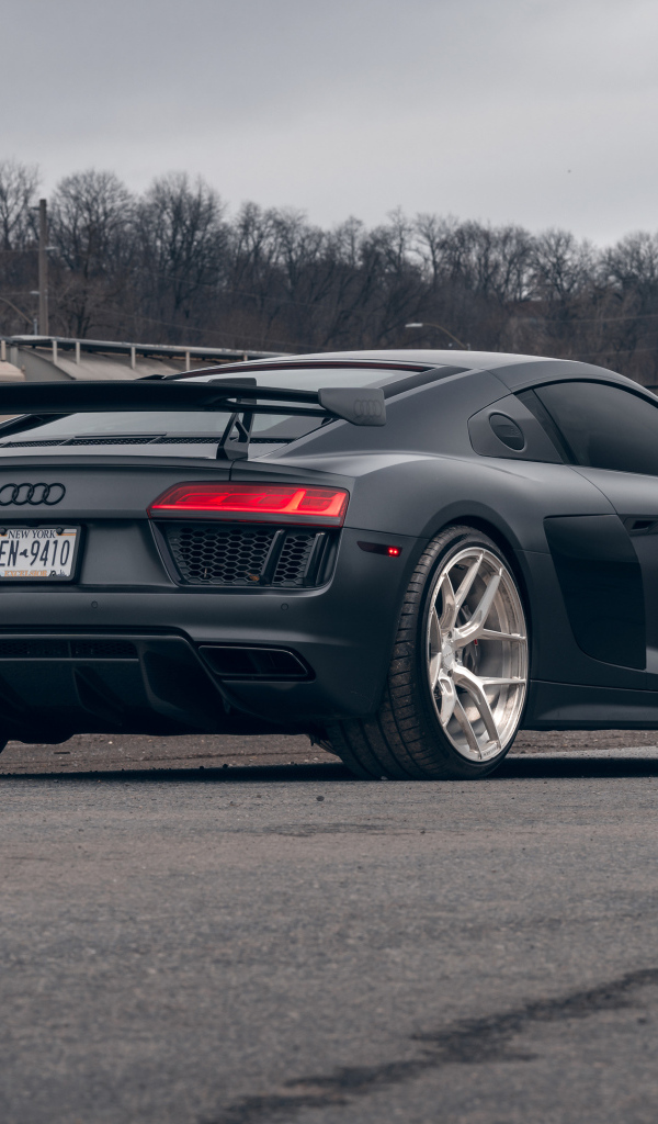 Вид сзади на автомобиль Audi R8 Velgen Wheels