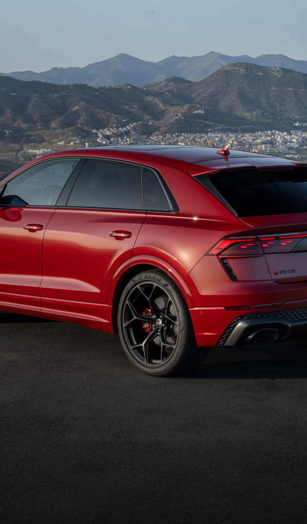Вид сзади на красный автомобиль Audi RS Q8 performance 2024 года