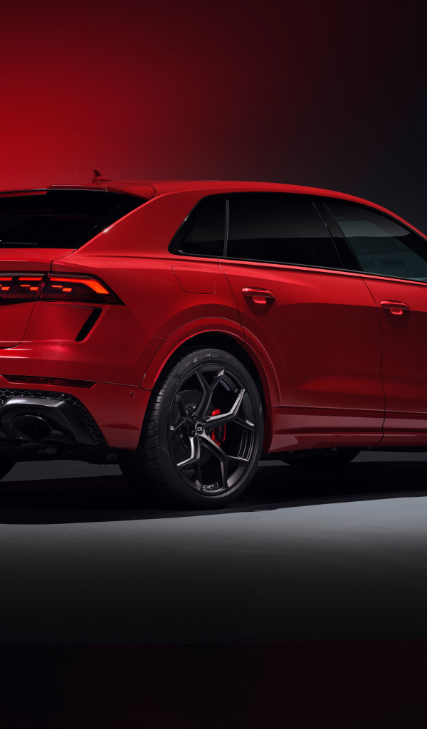 Красный автомобиль Audi RS Q8 performance 2024 года вид сзади
