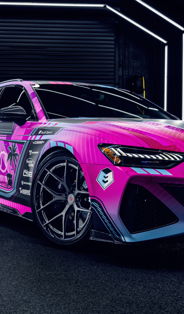 Вид сбоку на разноцветный автомобиль Audi RS6