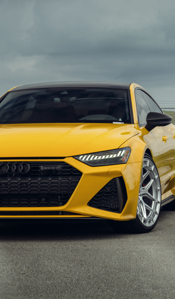 Желтый автомобиль Audi RS7 вид спереди