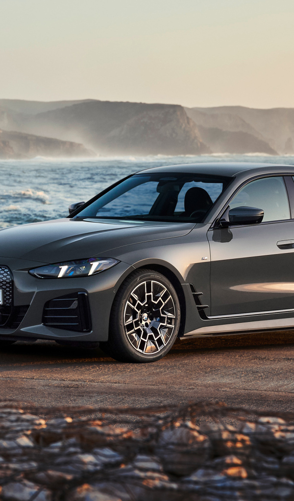 Автомобиль BMW I4 EDrive40 M Sport 2024 года у моря