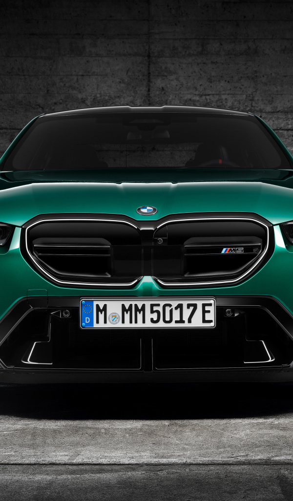 Зеленый автомобиль BMW M5 2024  года вид спереди