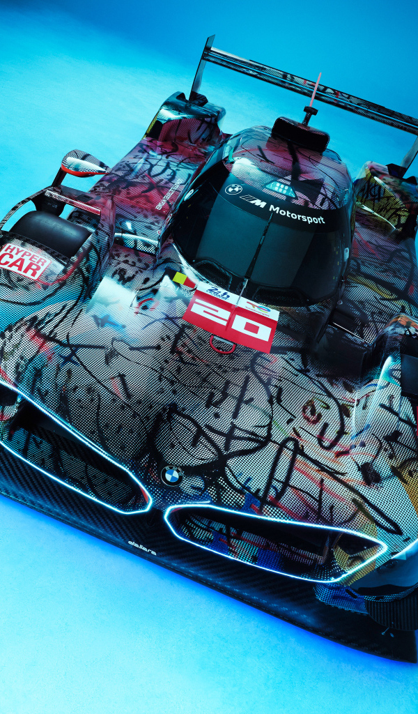 Автомобиль BMW Art Car By Julie Mehretu на голубом фоне
