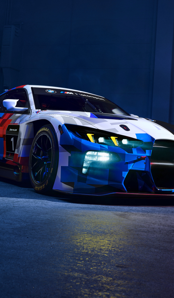 Автомобиль BMW M4 GT3 EVO с включенными фарами