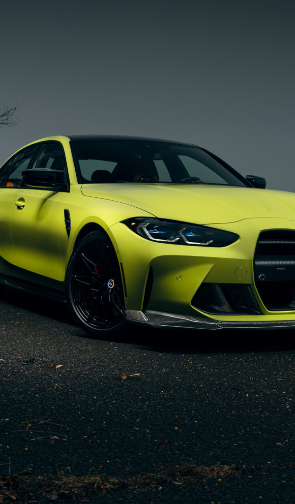 Красивый автомобиль  BMW M3 вечером