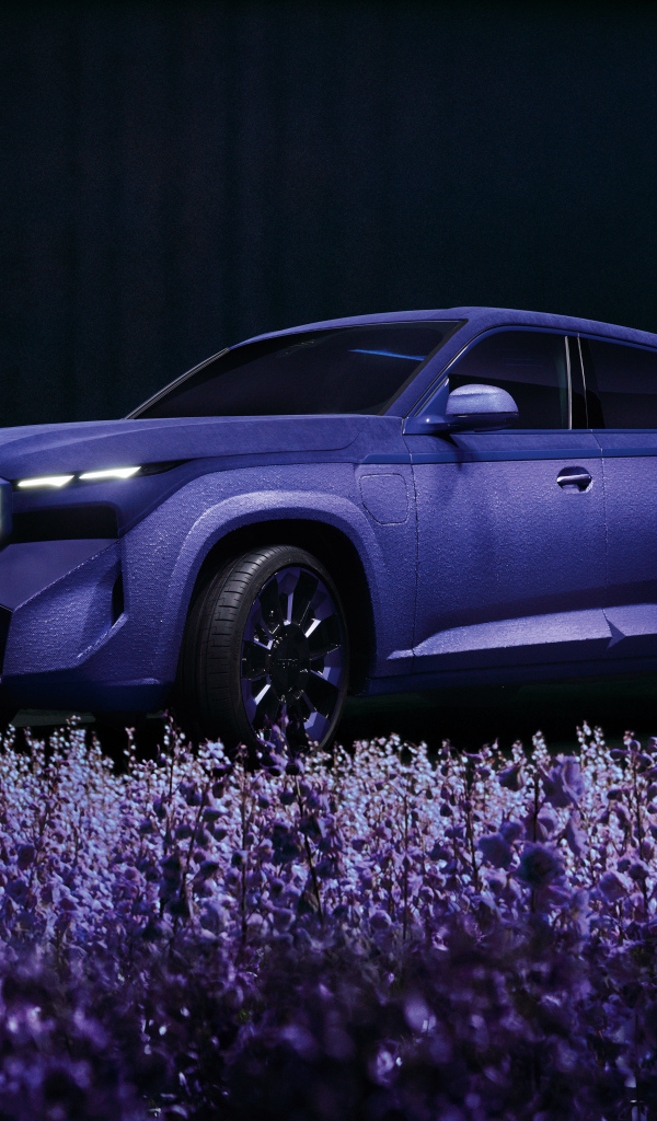 Красивый лавандовый автомобиль BMW XM Mystique Allure