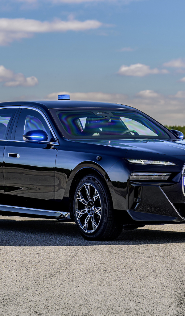 Черный автомобиль BMW I7 XDrive60 Protection 2024 года