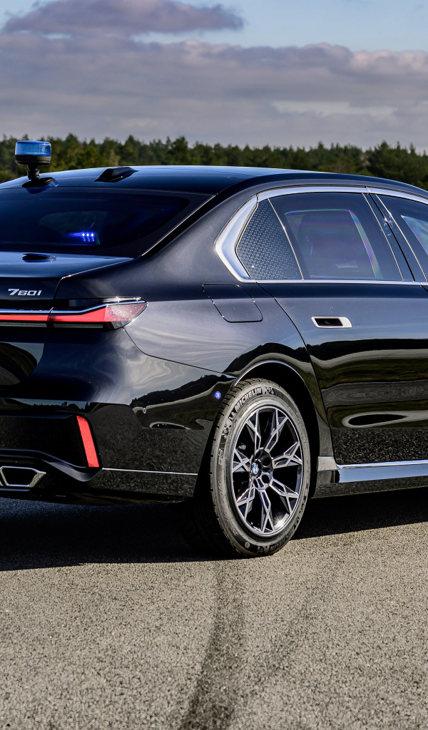 Черный автомобиль  BMW I7 XDrive60 Protection 2024 года вид сзади