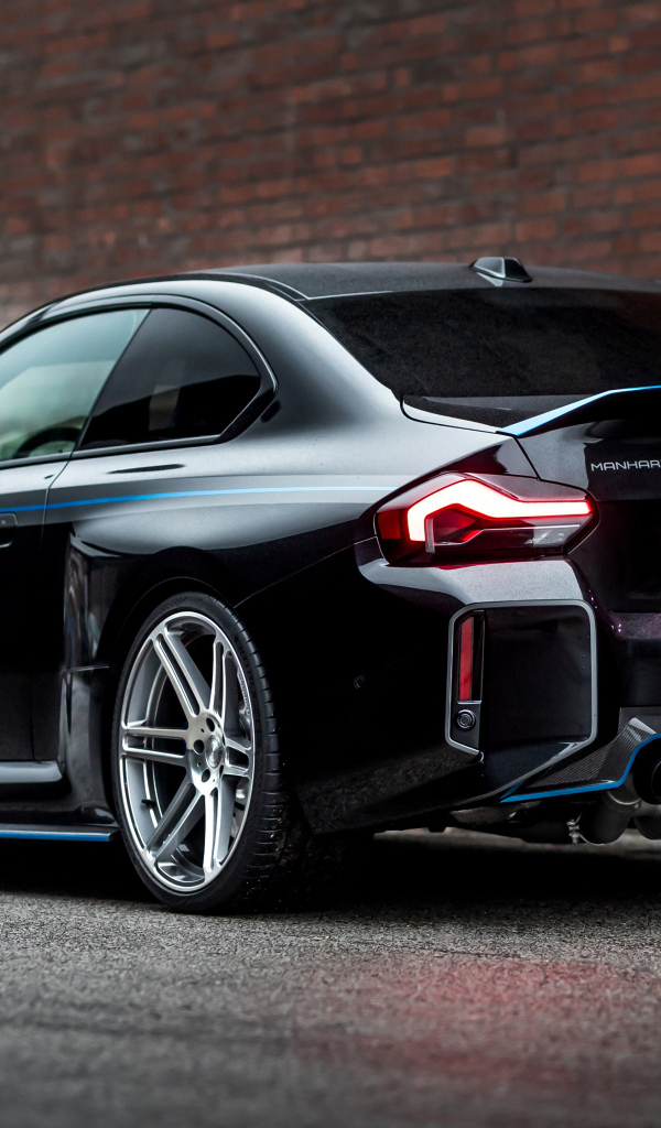 Черный автомобиль BMW M2 Manhart MH2 560 вид сзади