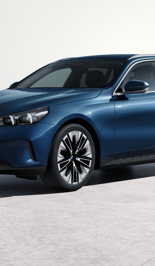 Синий автомобиль  BMW 520d XDrive Touring 2024  года