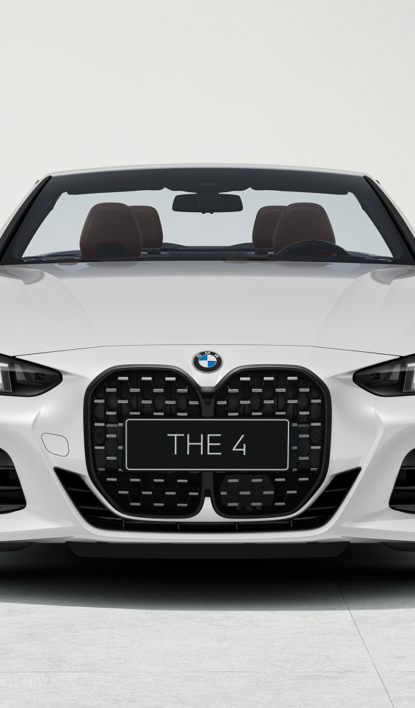 Вид спереди на автомобиль  BMW 430i Cabrio M Sport 2024 года