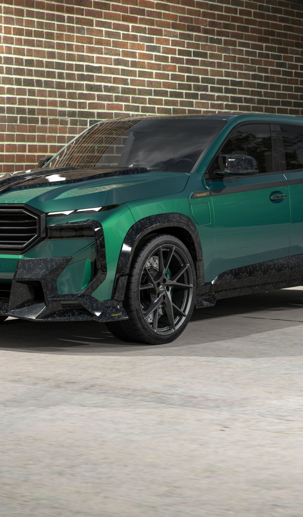Зеленый внедорожник Mansory BMW XM у стены