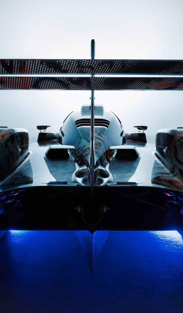 Вид сзади на автомобиль BMW Art Car By Julie Mehretu