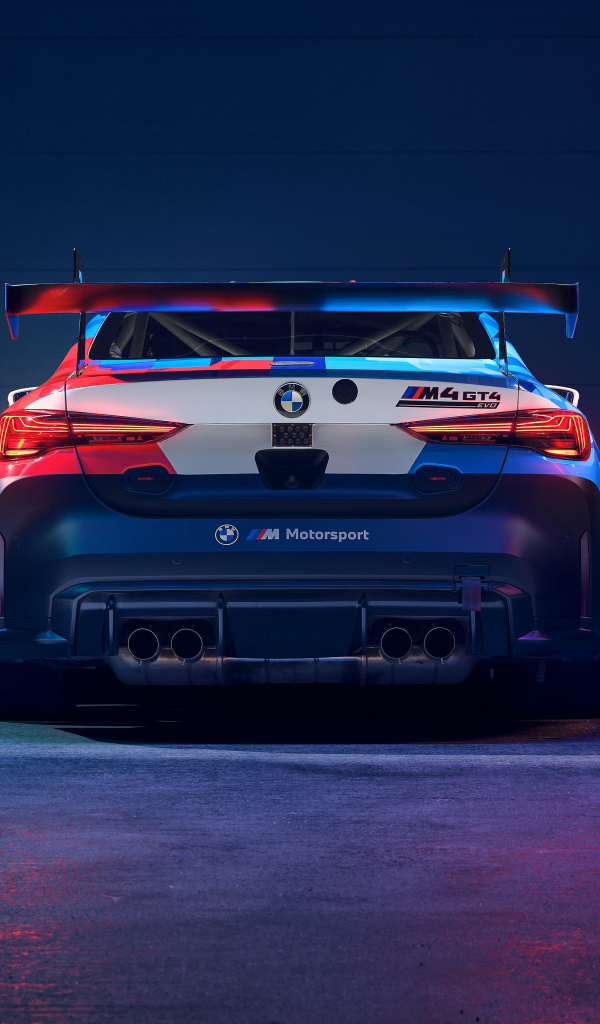 Вид сзади на автомобиль BMW M4 GT4 EVO в здании