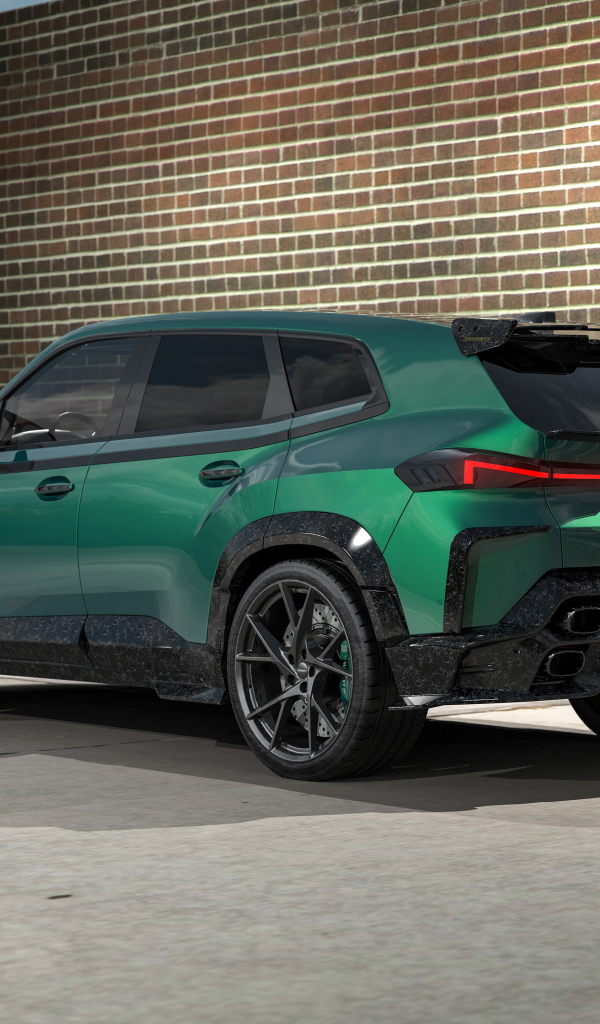 Вид сзади на зеленый автомобиль Mansory BMW XM