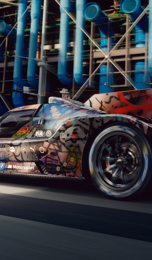 Вид сзади на автомобиль BMW Art Car By Julie Mehretu 2024 года