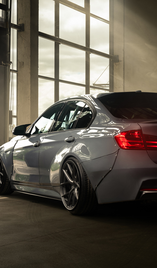 Вид сзади на автомобиль BMW F30 Widebody