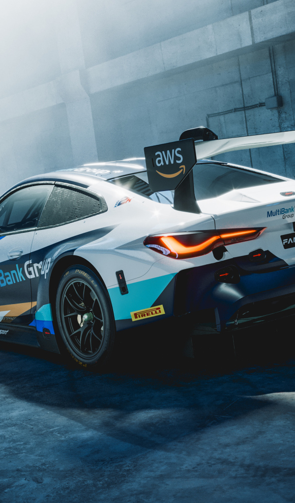 Вид сзади на гоночный автомобиль BMW M4 GT3 Endurance Cup