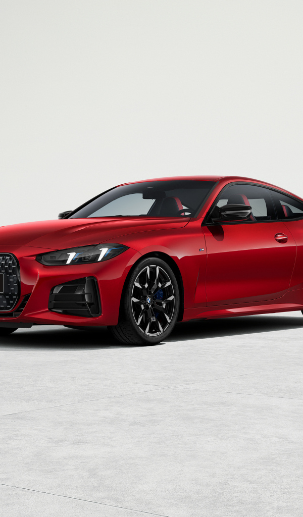 Красный автомобиль BMW 430i Coupé M Sport 2024 года