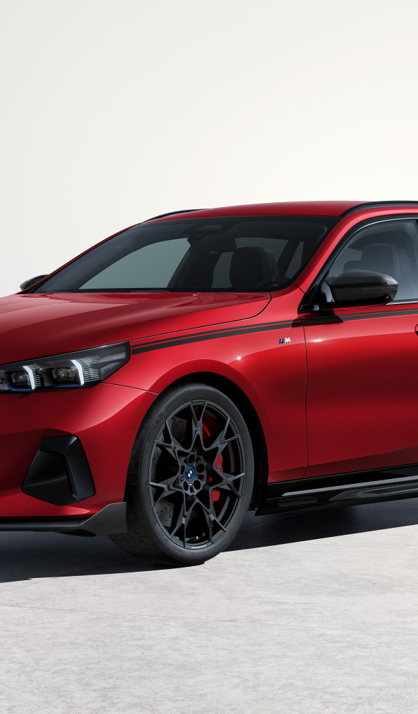 Красный автомобиль BMW I5 M60 XDrive Touring M Performance Parts 2024 года