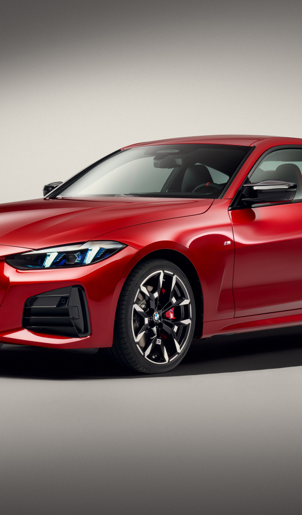 Красный автомобиль BMW M440i XDrive Coupé 2024 года