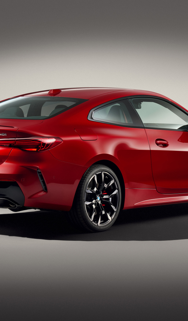 Красный автомобиль BMW M440i XDrive Coupé 2024 года на сером фоне