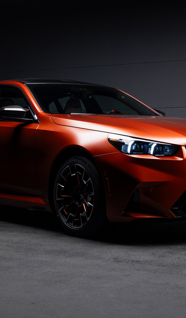 Красный автомобиль BMW M5 2025 года в гараже