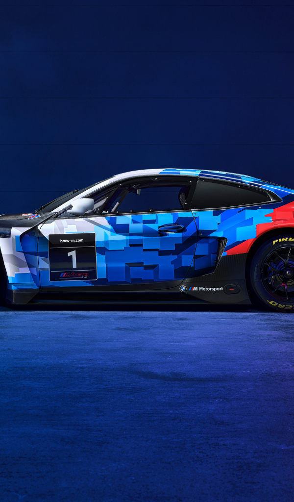 Вид сбоку на гоночный автомобиль BMW M4 GT3 EVO