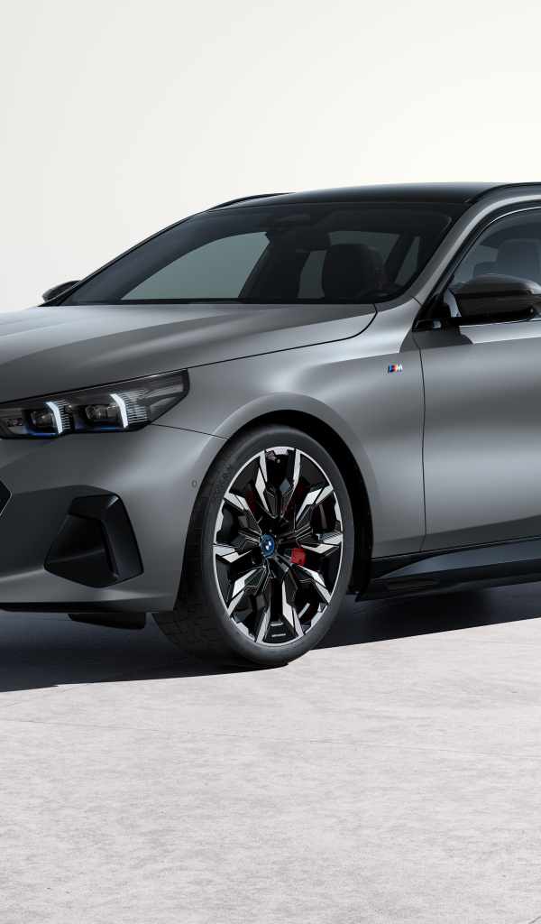Серебристый автомобиль BMW I5 M60 XDrive Touring 2024 года