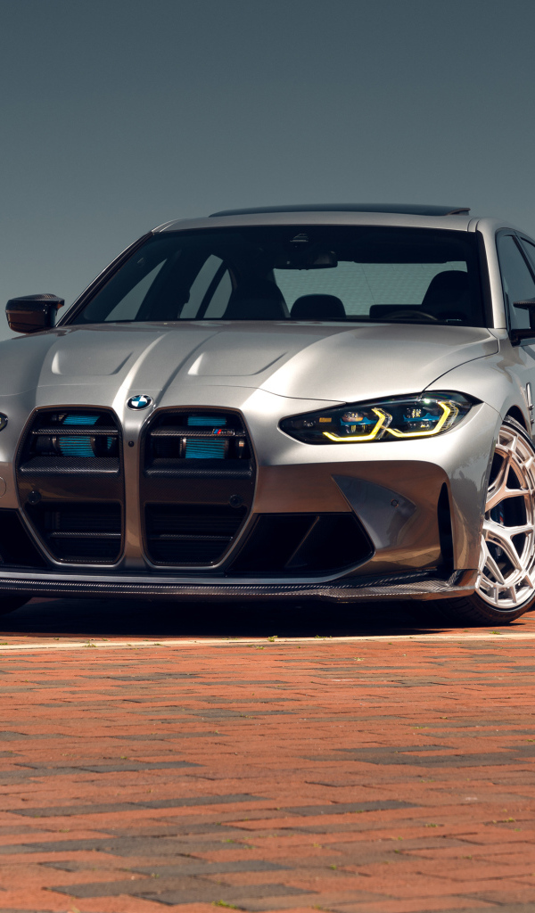 Серебристый автомобиль BMW M3