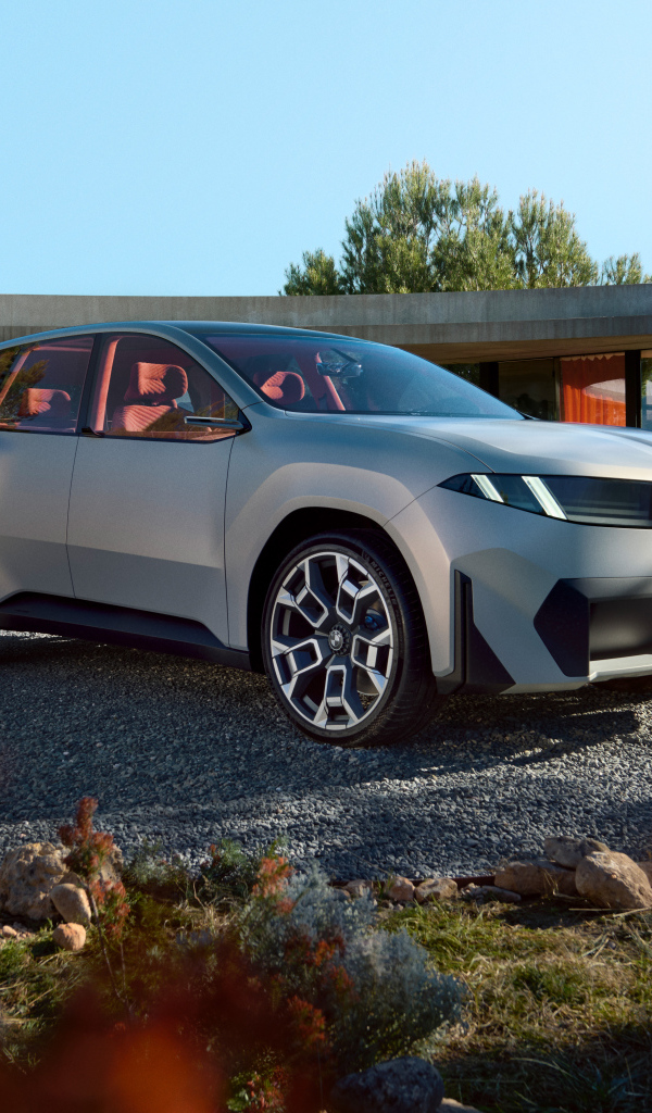 Серебристый автомобиль BMW Vision Neue Klasse X 2024 года